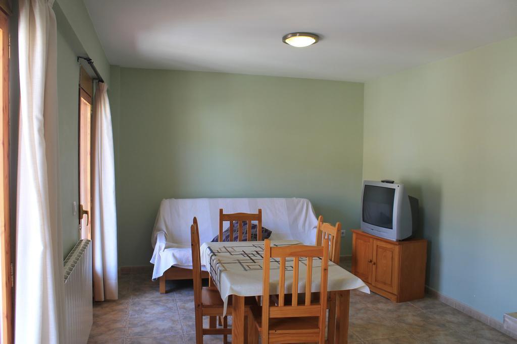 Apartamentos Turisticos Rosario Camarena de la Sierra Chambre photo